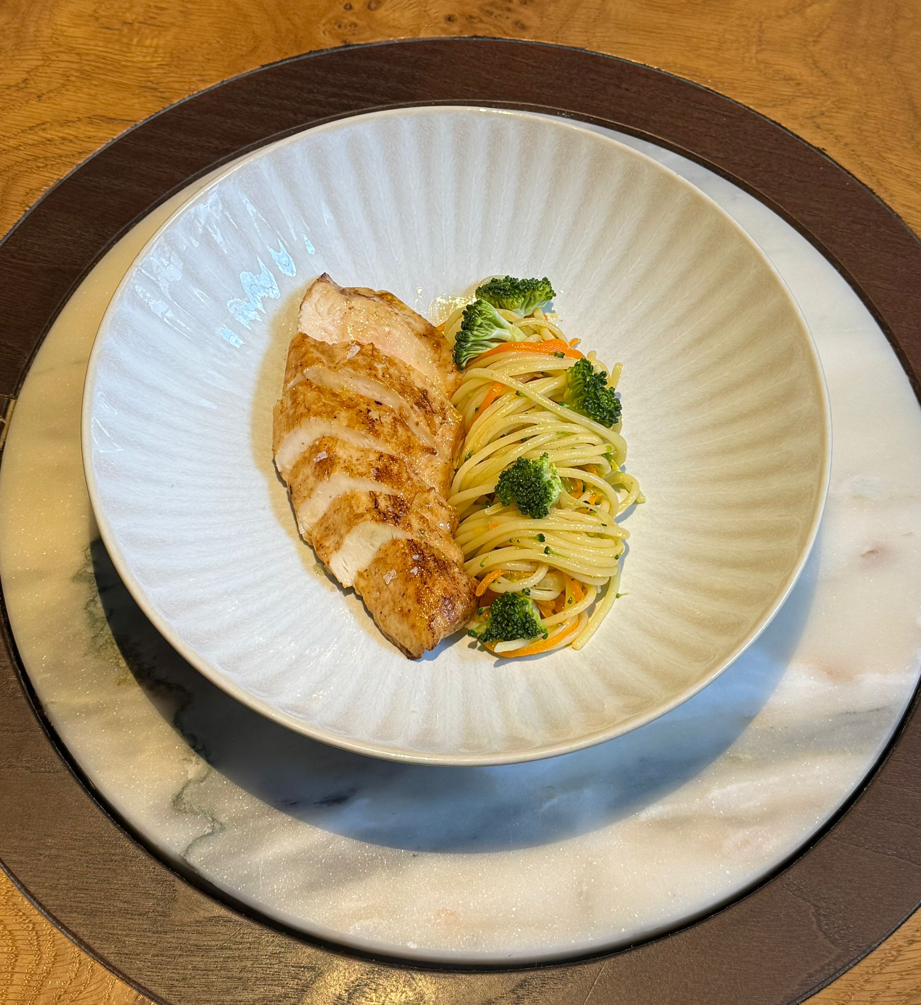 Bife de frango, esparguete com legumes